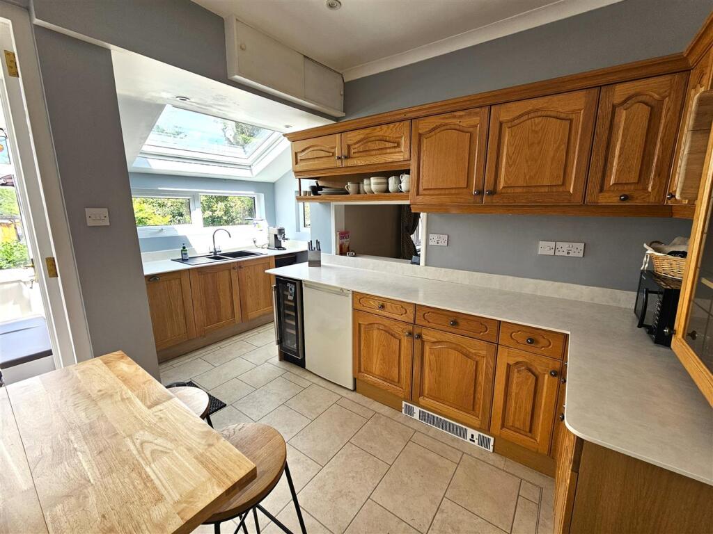Kitchen 2.jpg