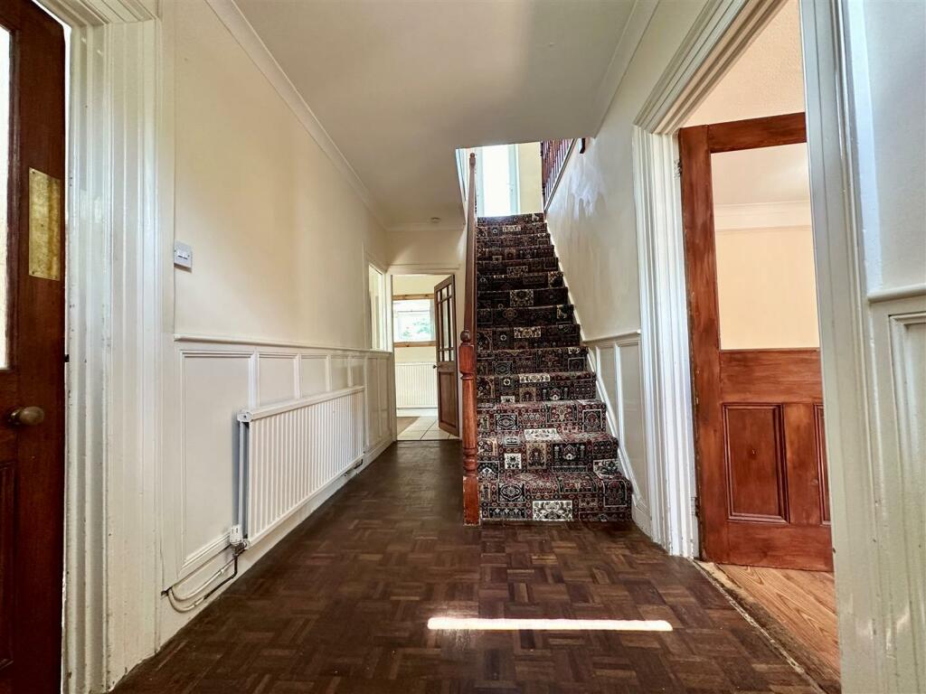 Entrance Hallway 1.jpg