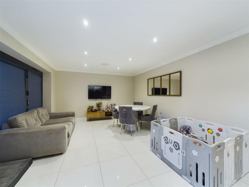 OPEN PLAN KITCHEN/ LIVING/ DINER