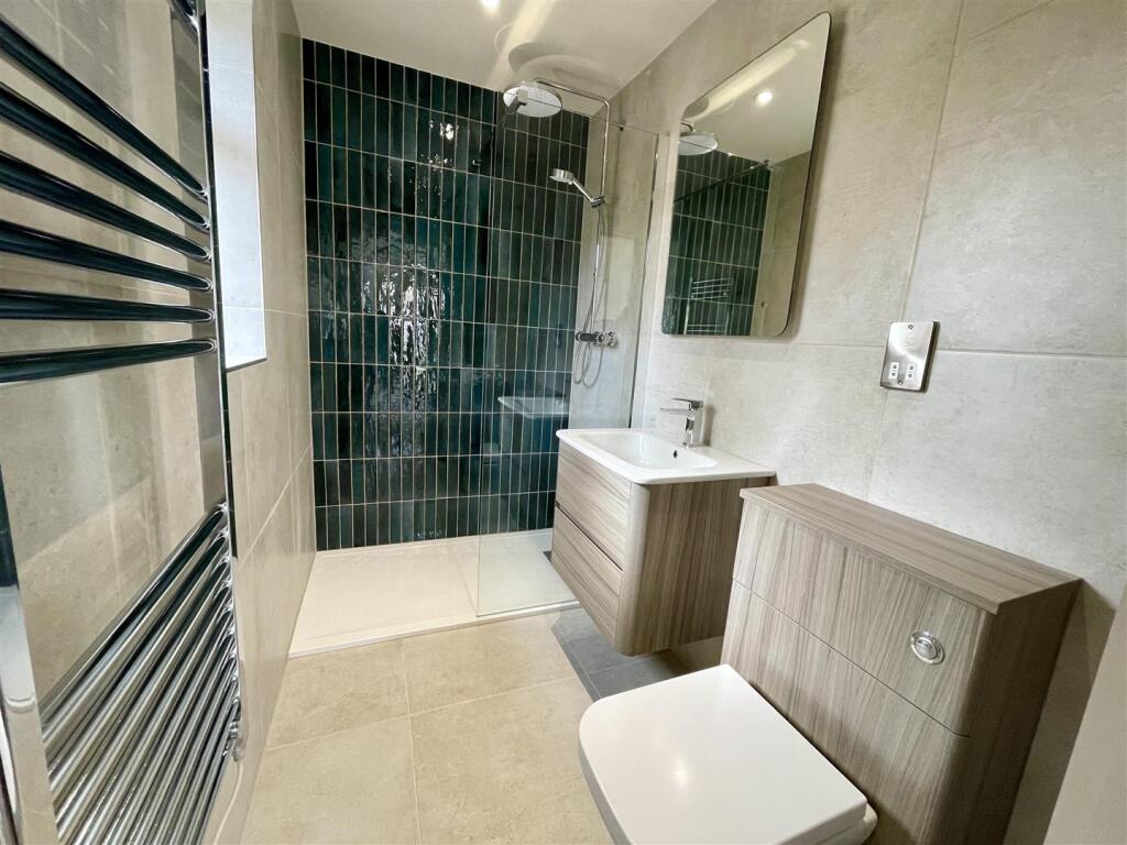 4. ensuite.jpg