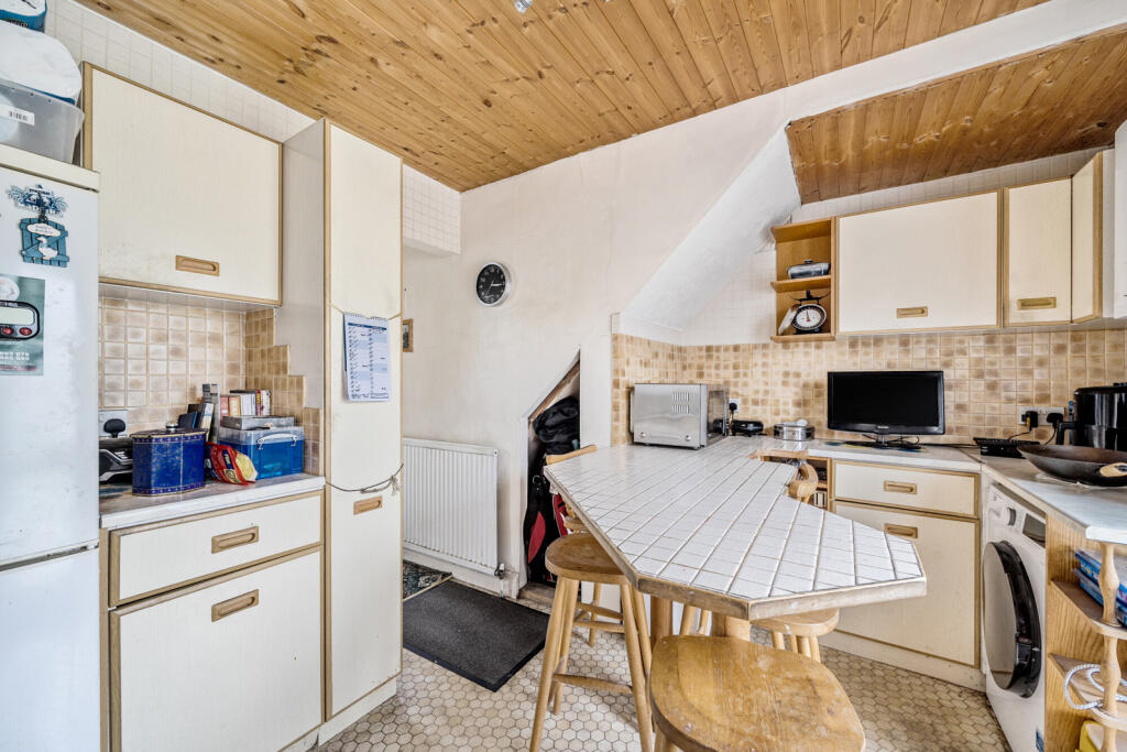 1369095-5-68f252e...