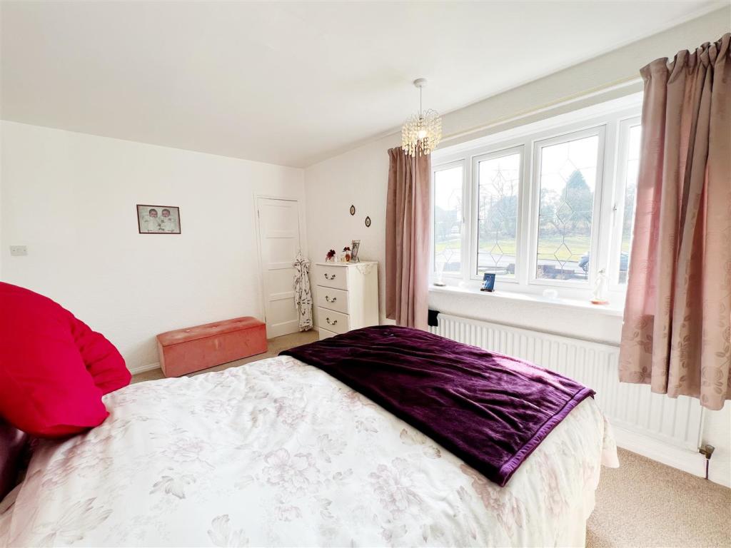 Bedroom 1 pic 3.jpg