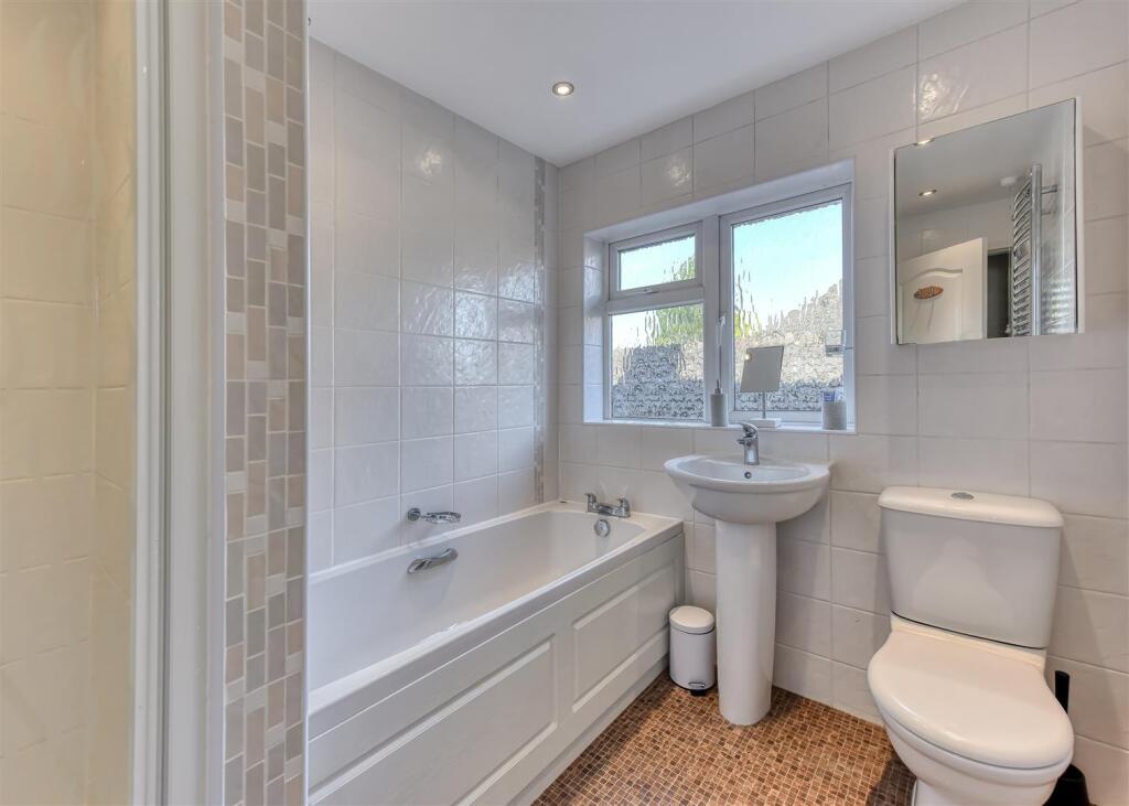 20 Suckling Green Lane-bathroom.jpg