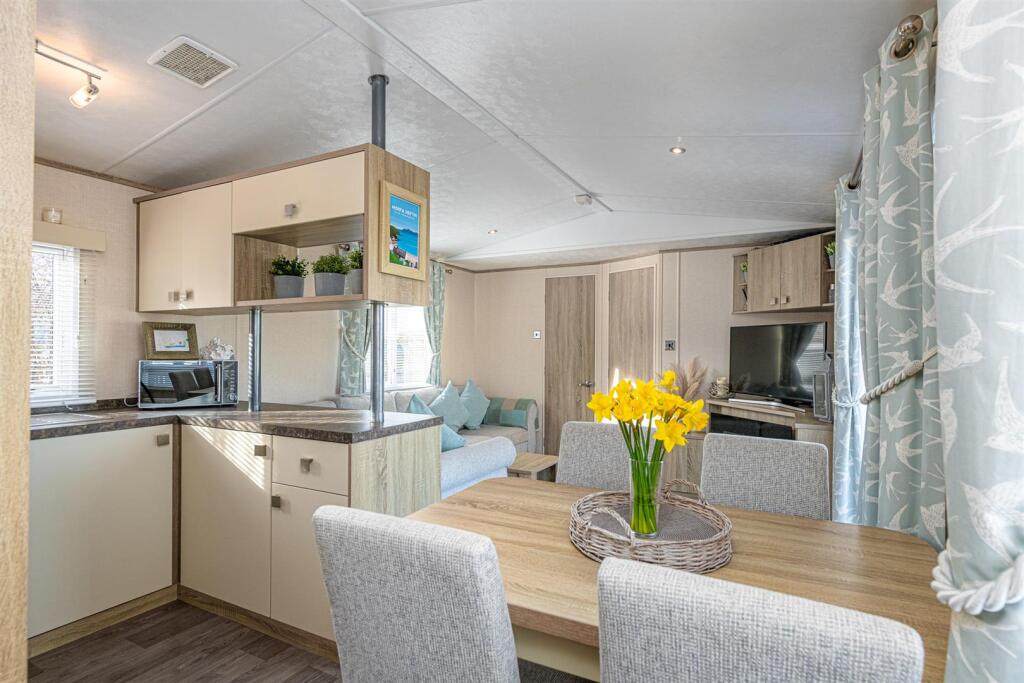 Y4-ABERAFON-PARK-KITCHEN-01.jpg