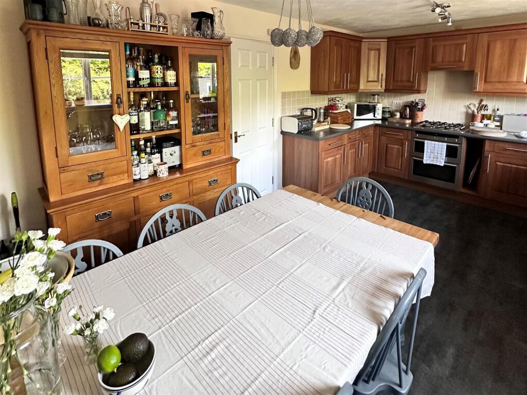 v kitchen.jpg