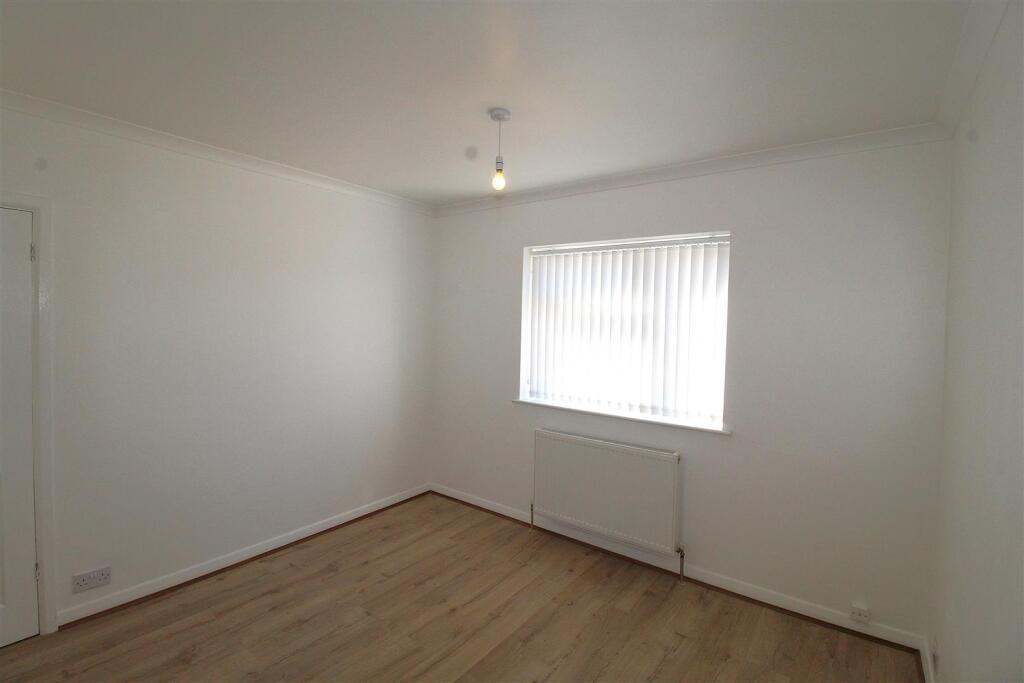 bedroom 1..00.JPG