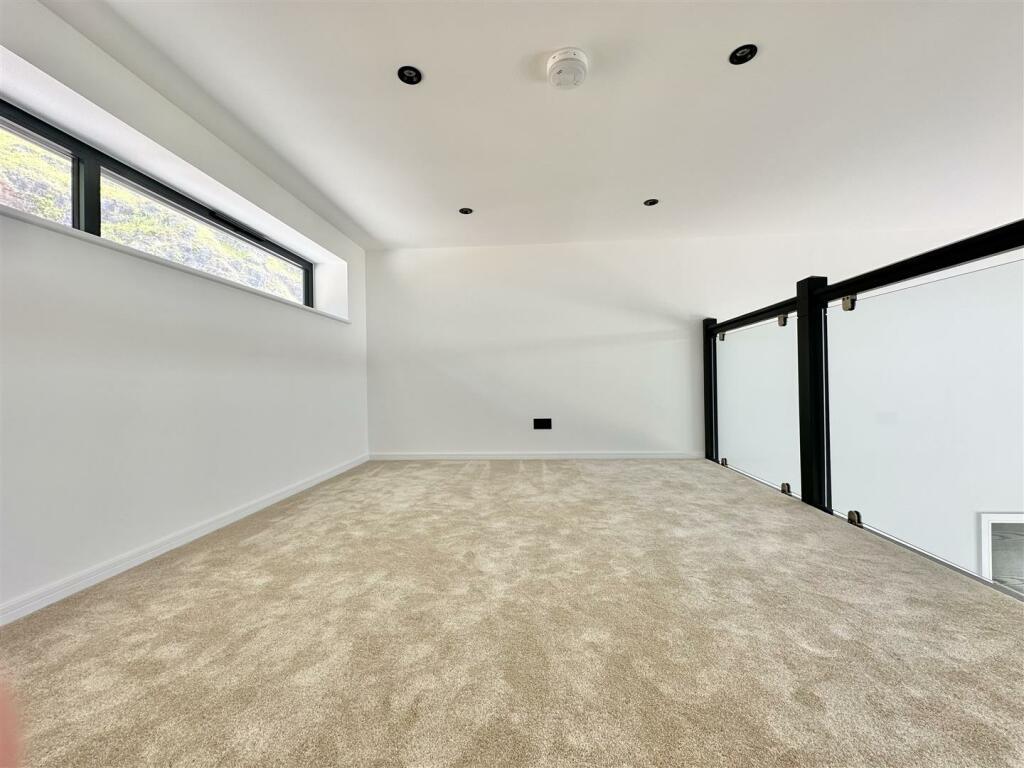 Home Office, Den