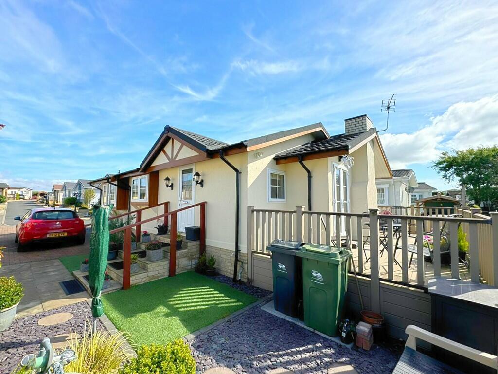 SIDE GARDEN TO DR...