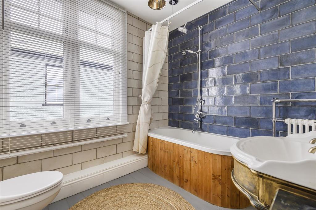 Bedroom 3 En Suite.jpg