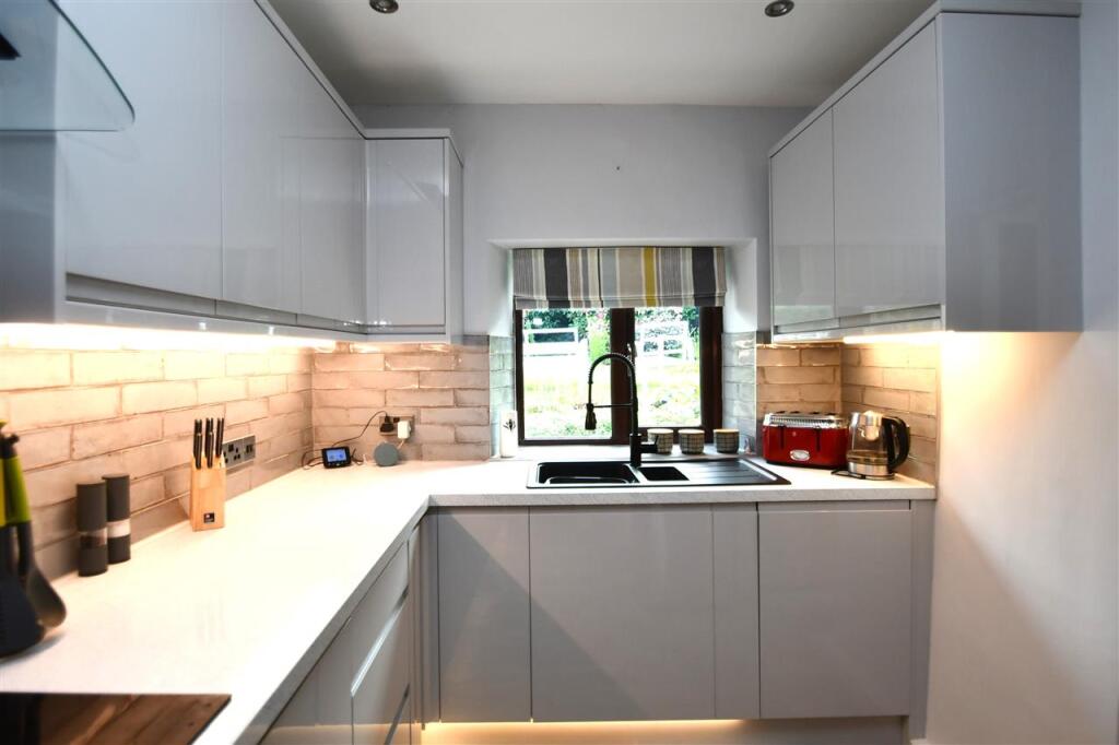 FITTED KITCHEN