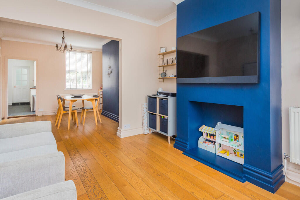 Lounge/Dining Roo...