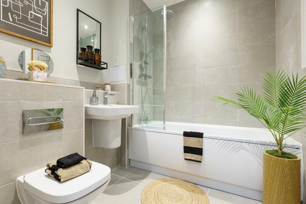 Main bathroom with high quality fixtures and fittings