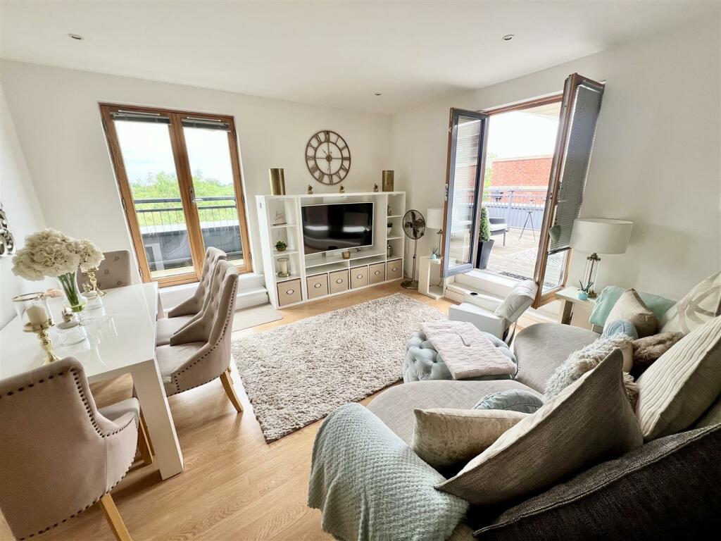 OPEN PLAN LIVING AREA