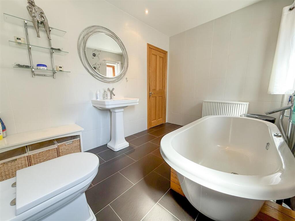 FAMILY BATHROOM