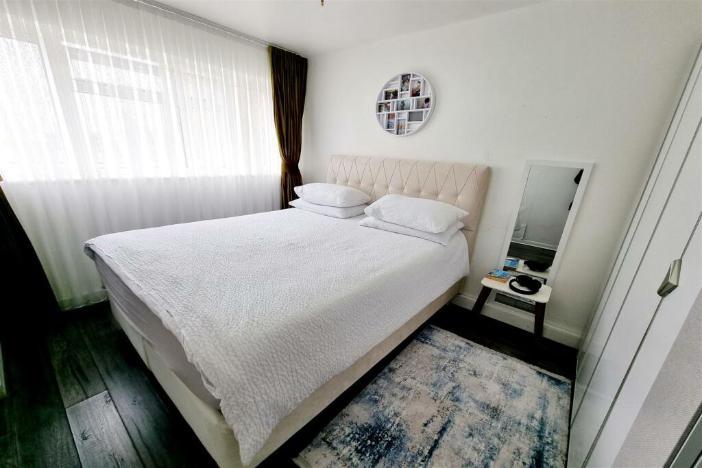 BEDROOM 1: