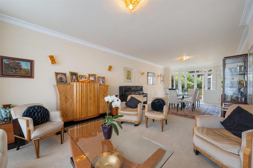 2 Oakleigh Gardens HA8 8EA-7.jpg