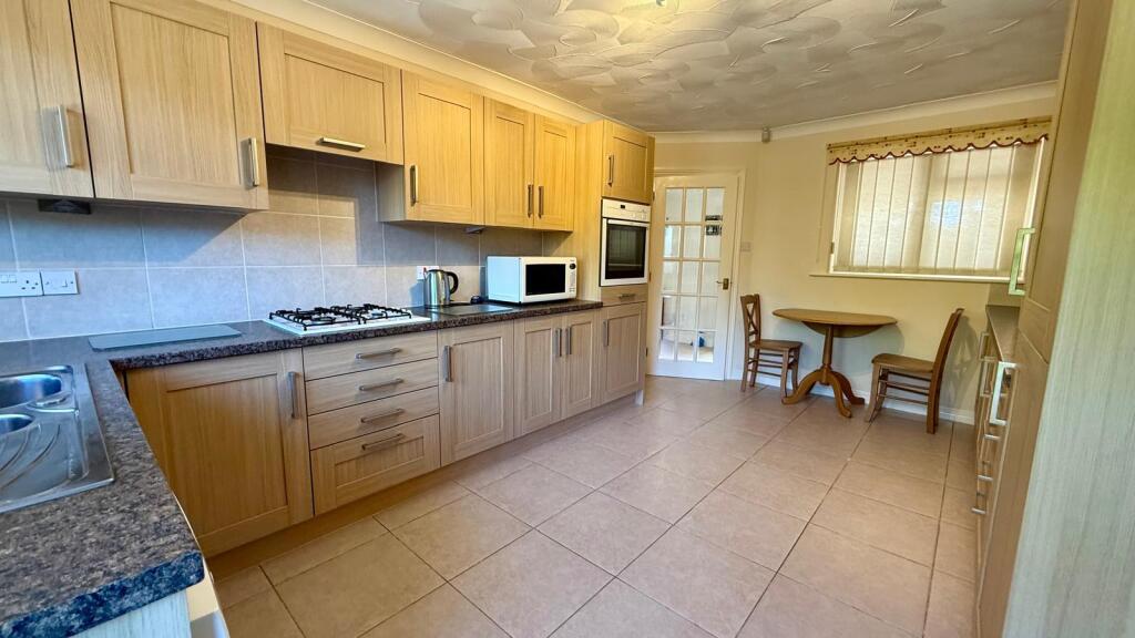 3 Kitchen.jpg