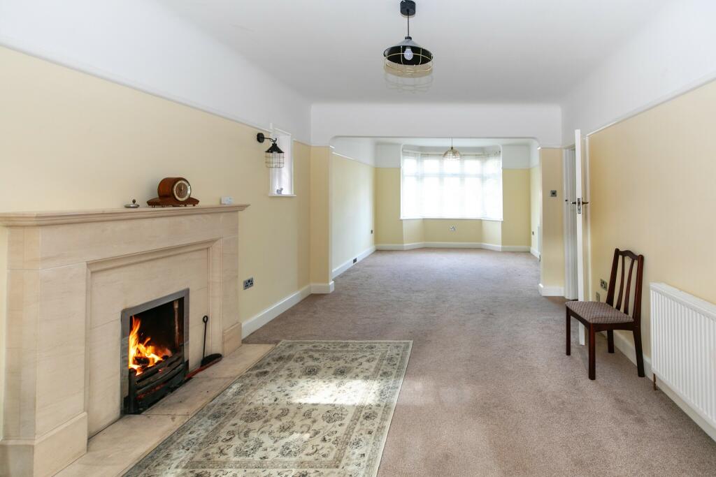 3 Bed Detached House in Queens Park