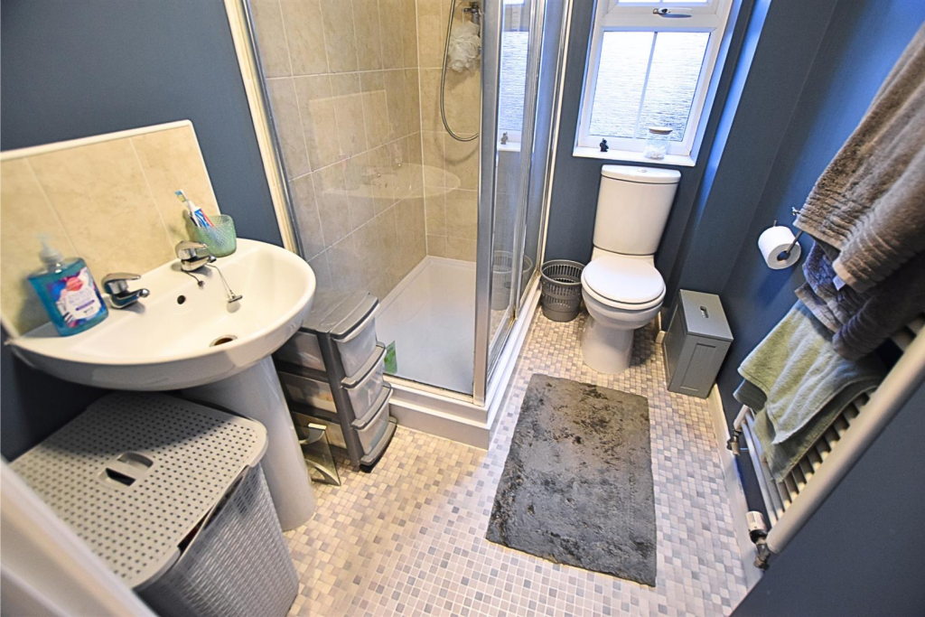 EN SUITE SHOWER ROOM