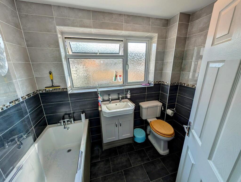 17 badgeworth bathroom 1.jpg