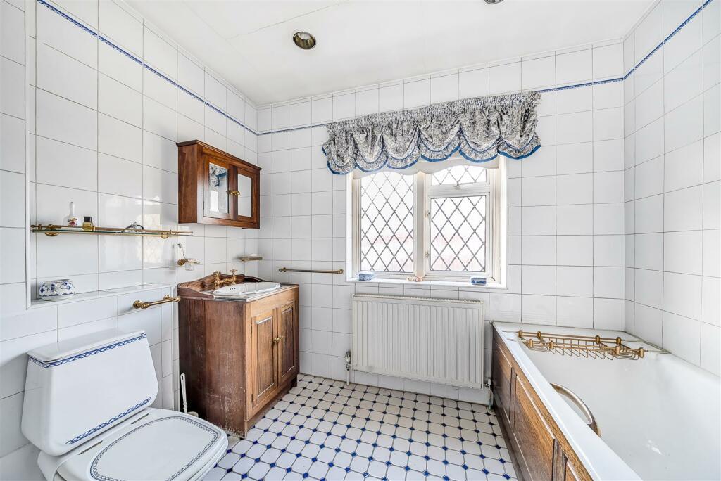 First Floor En Suite.jpg