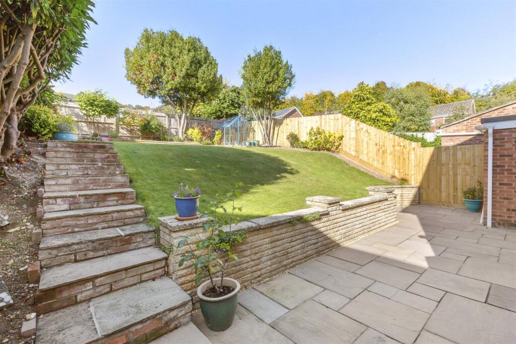 11 Calverley Crescent, HP13 5EU-12.jpg