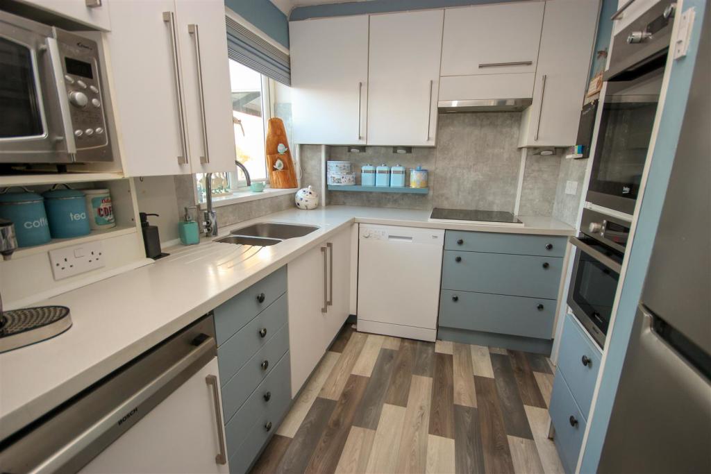 Kitchen alt.jpg