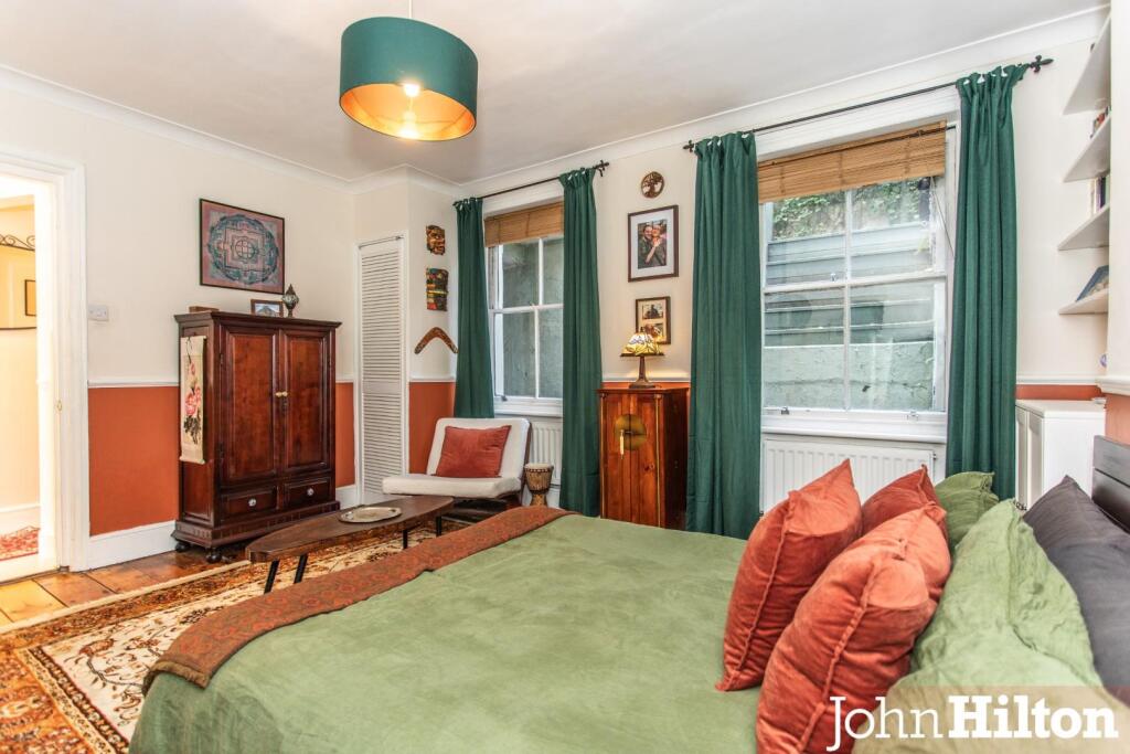 Roundhill Crescent-33.jpg