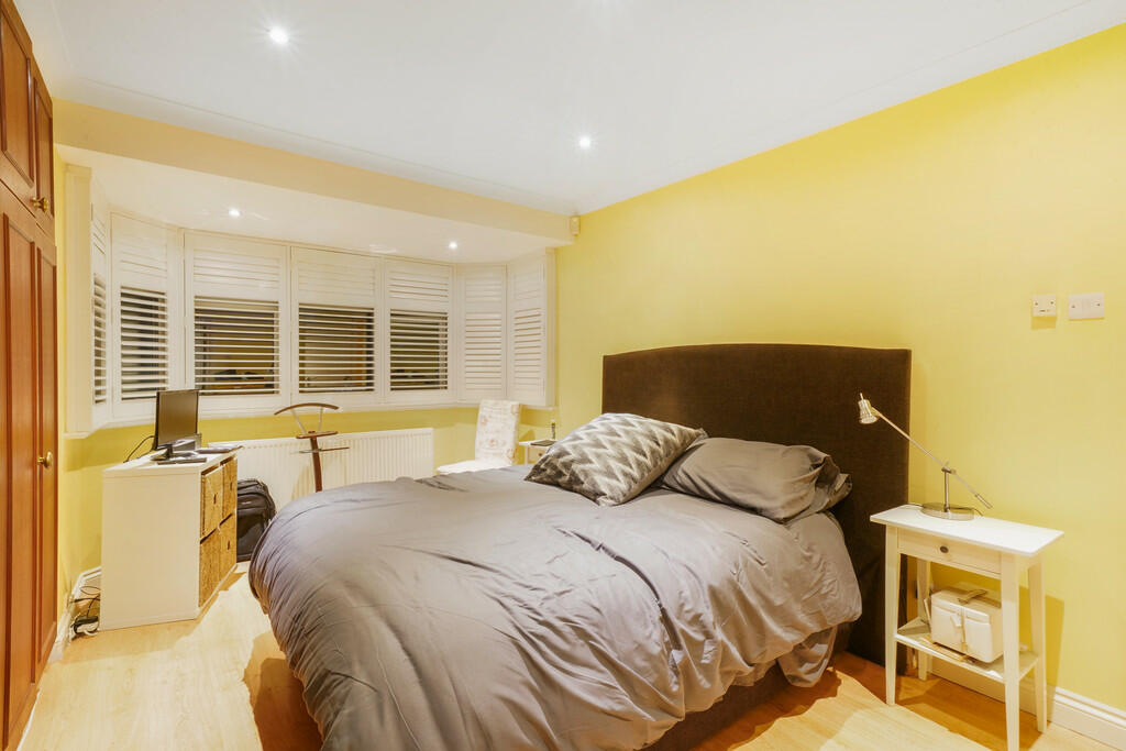 7 Woodstead Grove...