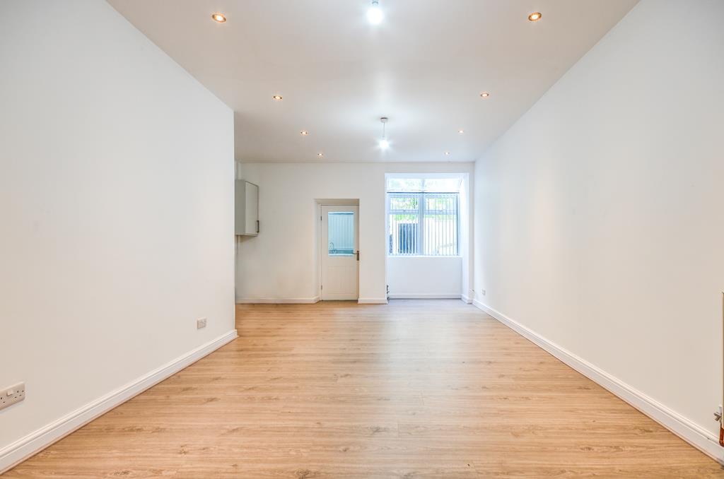 Large Through Lounge