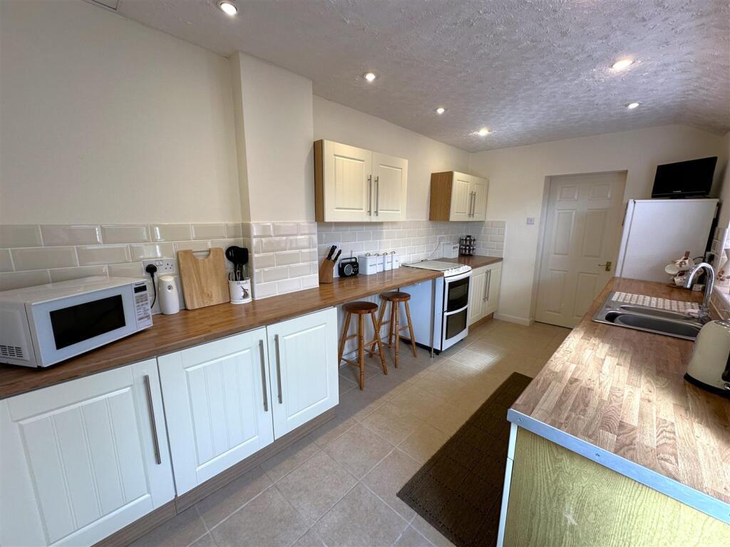Spacious Breakfast Kitchen 168