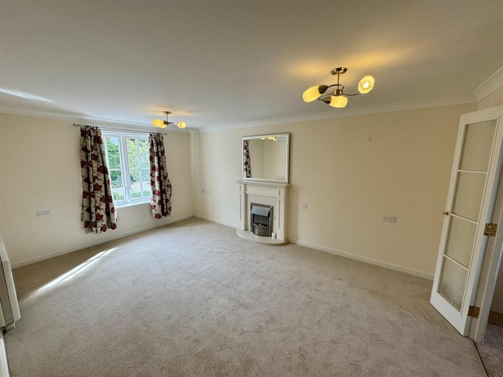 Living Room (1/2)