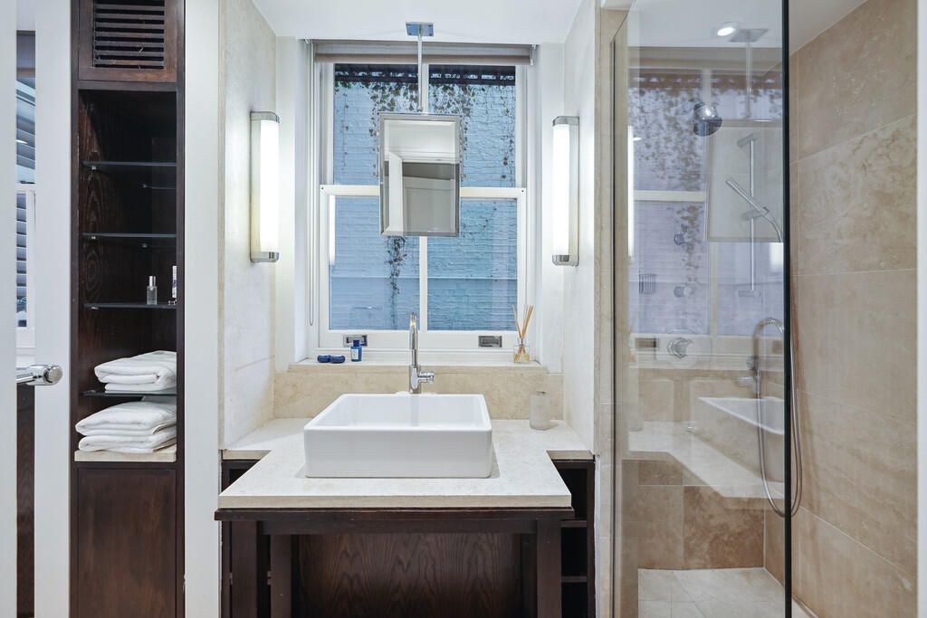 Flat D 12-12A Enn...