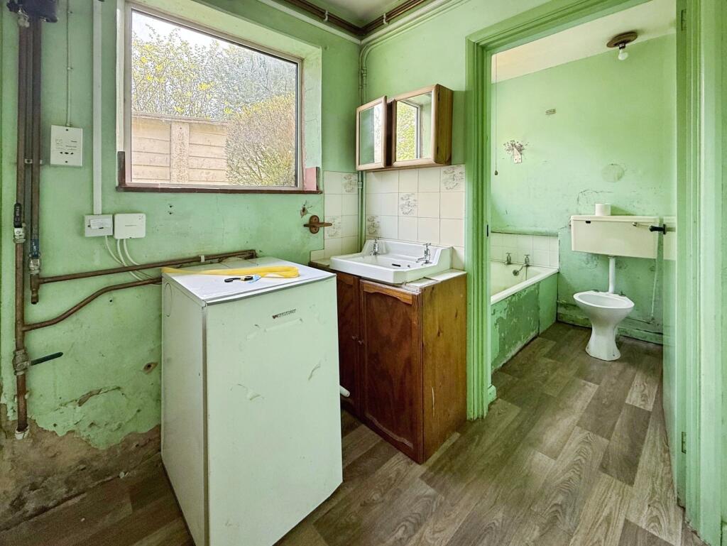 Bathroom &amp; Inner Hallway