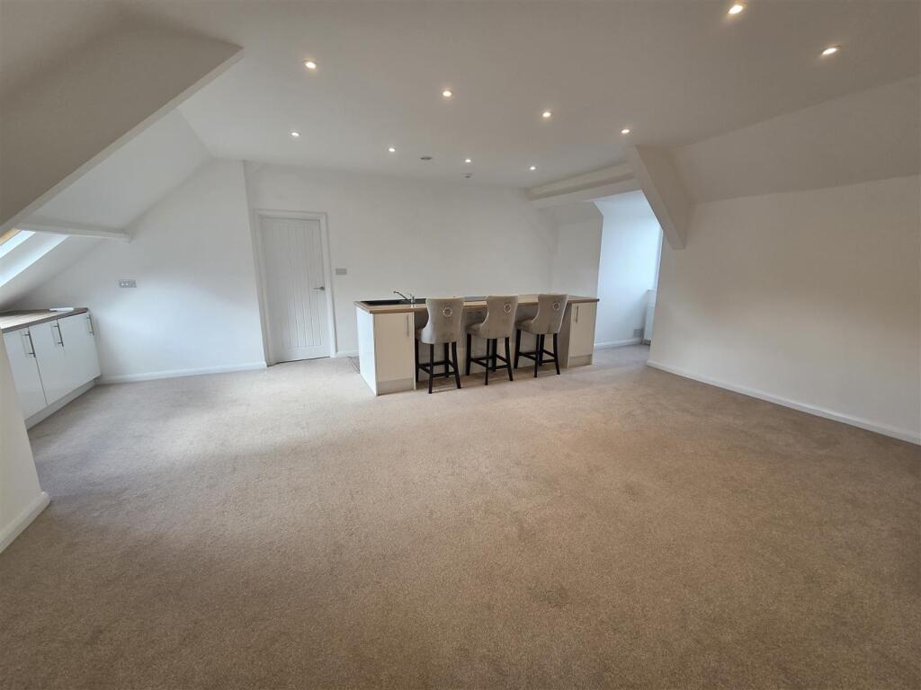OPEN PLAN LOUNGE/KITCHEN