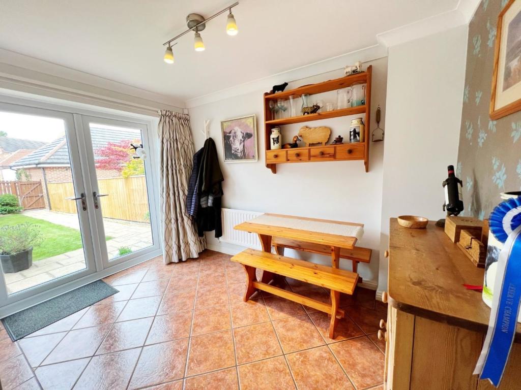 Dining Room pic 1.jpg