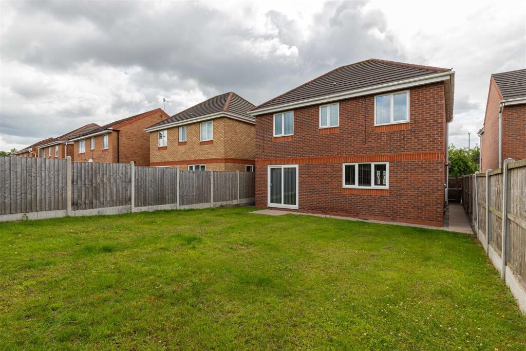 9 Lakeside Close-13.jpg
