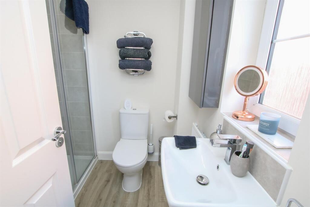 EN SUITE SHOWER ROOM