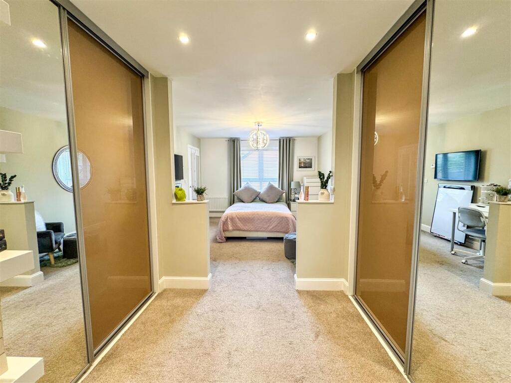 DRESSING AREA TO MAIN BEDROOM