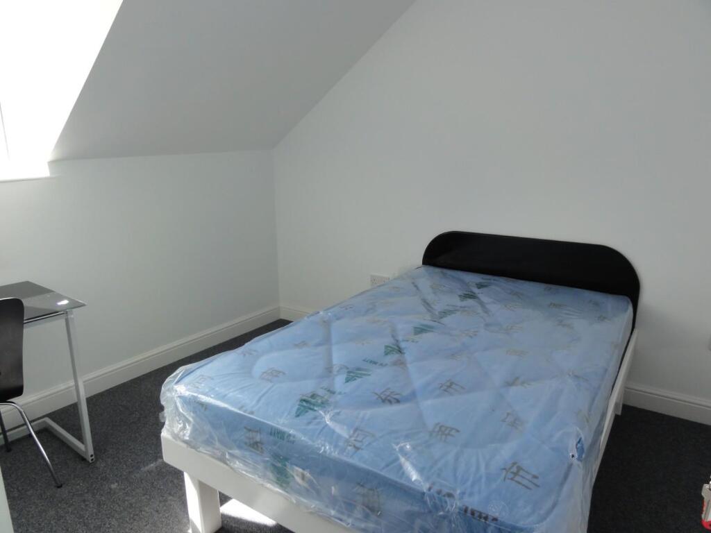 Flat J Studio 200 Bed2.JPG