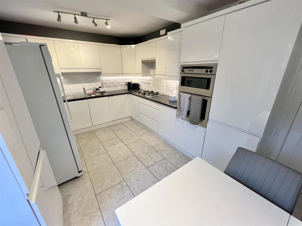 Breakfast Kitchen Aspect 2.jpg