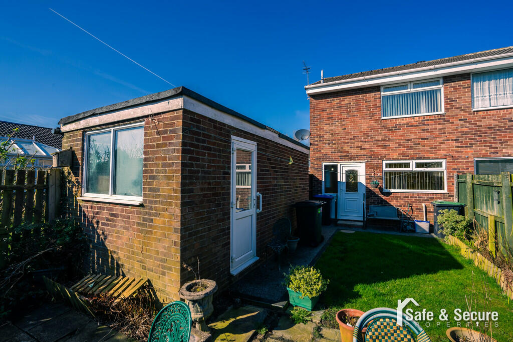 32 Leyland Close-...