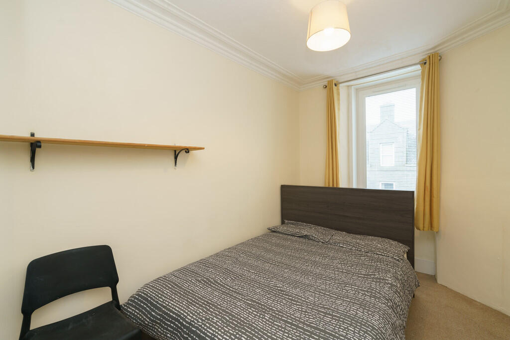 12. Bedroom 2 ang...