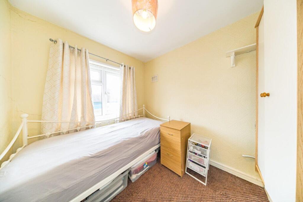 104 Astley Road bedroom 3.jpg