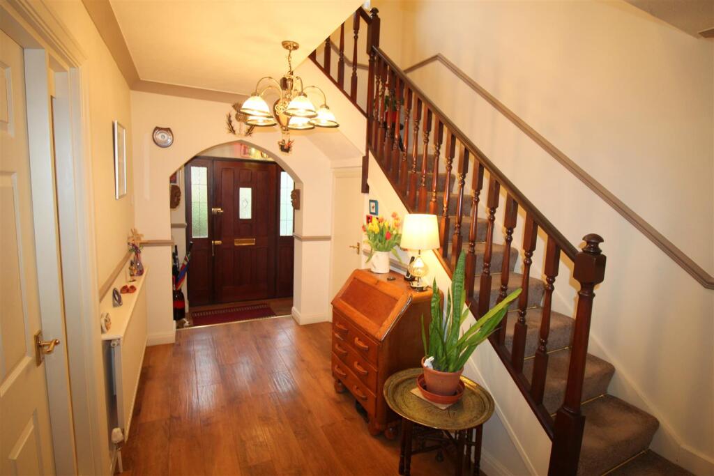 Westwood Mews, 2, hallway 2.JPG