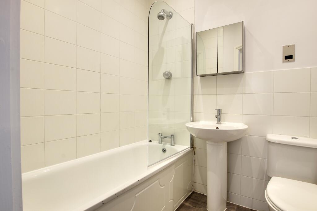6. BATHROOM.jpg