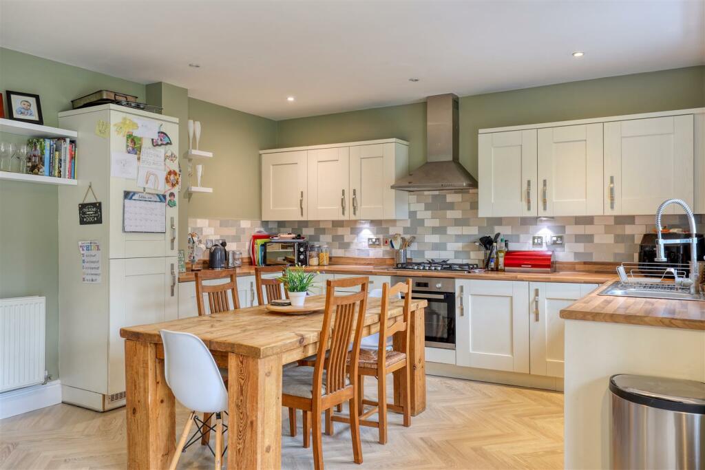 Kitchen/Dining area