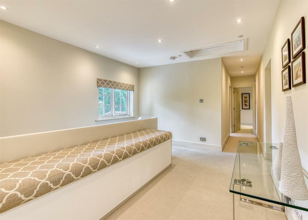 14 Wergs Hall Road-landing2.jpg