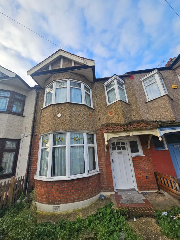 Spacious 3 bed room house with 2 receptions in Il