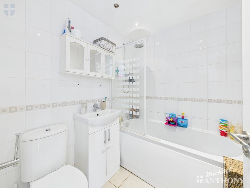 CAM03852G0-PR0206-STILL015